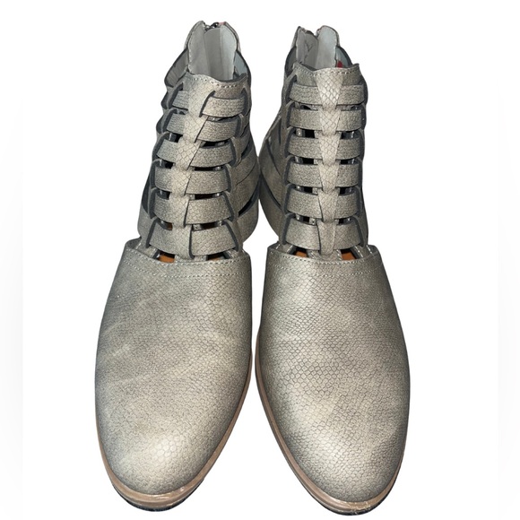 NWOT Maurices Maddie Strappy Cutout Ankle Booties - Taupe - Size 9.5 - Picture 2 of 7